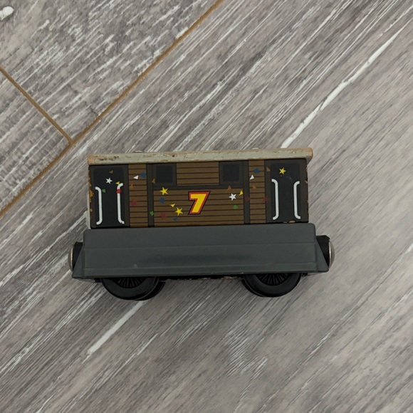 Wooden Celebration Toby - Picture 8 of 8